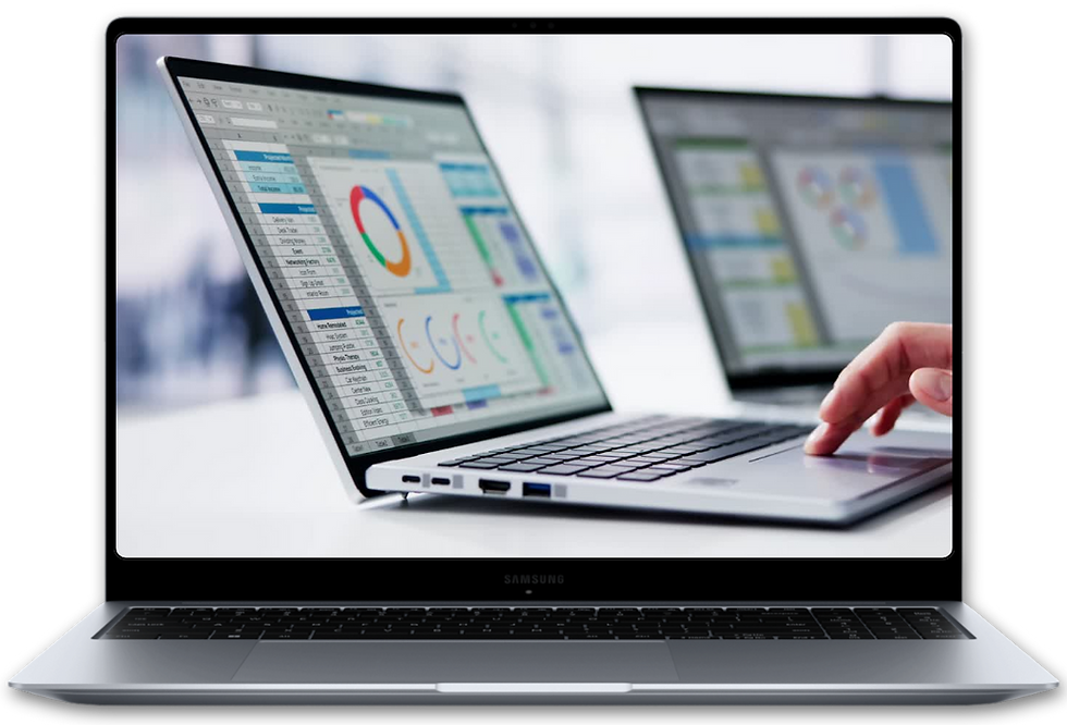 Laptop aperto con grafici e tabelle, a rappresentare la revisione di conformità del sito web e il monitoraggio delle performance.