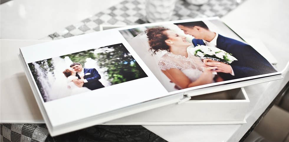 Album fotografico di matrimonio di lusso con fotografie stampate di sposi.