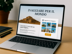 Foto realistica di un laptop su una scrivania con un sito di viaggi aperto sullo schermo e un feed Instagram integrato.