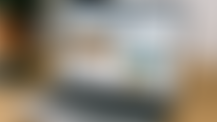 Foto realistica di un laptop su una scrivania con un sito di viaggi aperto sullo schermo e un feed Instagram integrato.