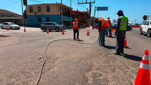 Gobierno de Playas de Rosarito continúa campaña de bacheo y libera vialidad en la colonia Constitución tras retiro de concreto