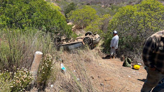 VOLCADURA EN BARRANCO EN PUNTA COLONET DEJA DOS PERSONAS PRENSADAS Y UN MENOR LESIONADO