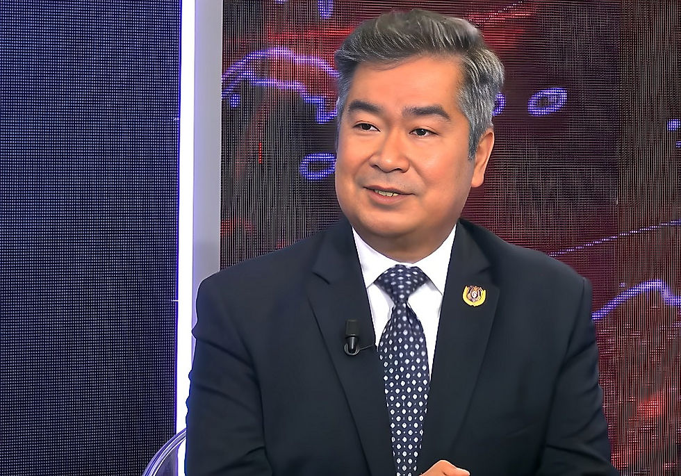 Tensions à la frontière thaïlandaise, crise commerciale mondiale liée aux conflits dans le Golfe, vieillissement démographique de l'Europe, diplomatie culturelle par l'opéra… Le prince Sisowath Ravivaddhana Monipong, ambassadeur de la Maison Royale du Cambodge et pionnier de la lyrique en Asie du Sud-Est, a accordé une interview fleuve au journaliste Luigi Galluzzo sur TGCOM24. Un entretien où géopolitique et passion musicale se rejoignent avec une rare élégance.