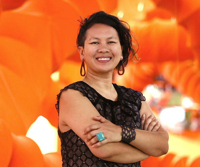 Née à Battambang, exilée enfant, revenue adulte pour habiter la mémoire — Anida Yoeu Ali transforme le déplacement en créature, en performance, en couleur. Portrait d'une des artistes les plus visibles de la diaspora cambodgienne aujourd'hui.