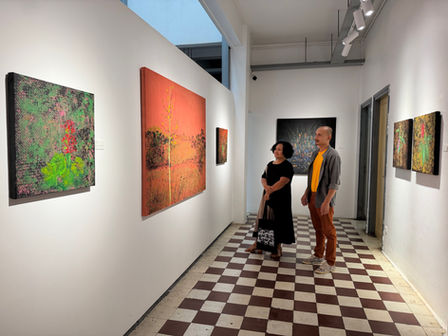 Au Centre Bophana de Phnom Penh, bastion de la mémoire cambodgienne, l’exposition « Am I Lost ? - Suis-je perdu ? » (jusqu'au 31 mars 2026) de Chea Sereyroth ouvre une brèche poétique vers un paradis enfoui. 