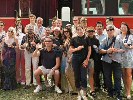 In early June, on the initiative of the Chaîne des Rôtisseurs, in collaboration with Thalias and Kep West, around twenty gourmets and wine lovers were able to discover the charm of a train journey to Kep in a stylishly decorated dining car, while enjoying sumptuous dishes and the best wines offered by the Topaz restaurant.