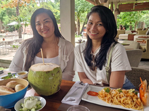 Le temps d'un week-end, Sara et Cindy ont échangé le tumulte de Phnom Penh contre le calme de Templation, à une dizaine de minutes du centre de Siem Reap. Au programme : une nuit en pool villa, une autre dans les fameux Jungloo entourés de belle verdure exotique. Elles racontent.