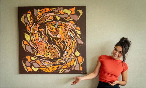 Anya Minko devant l'une de ses œuvres achevées. Photo fournie