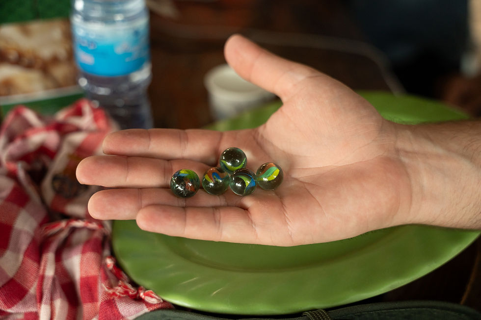 Les Thaïs, eux, s’amusent à tirer au lance-pierres sur tout ce qui bouge depuis leurs positions, c’est ainsi qu’on trouve partout des billes de verre, témoins silencieux des exactions dont ils se vantent en riant sur les réseaux sociaux.