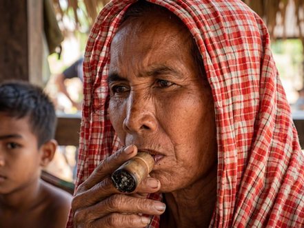 Dans l'extrême nord-est du royaume, là où la terre rouge des pistes rencontre une forêt qui n'en finit pas, sept peuples montagnards vivent selon un calendrier que ni Angkor, ni la colonisation, ni même Phnom Penh n'ont réussi à réécrire. Voyage vers un Cambodge d'avant le Cambodge.
