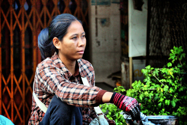 C'est un marché avec peu d’âme et beaucoup moins coloré que certains marchés de province ou les grands marchés de Phnom Penh. Situé en pleine zone industrielle, ce marché de proximité permet aux ouvriers des usines environnantes de s'approvisionner en produits de première nécessité. Les divertissements étant rares, dans cette zone en perpétuel mouvement, le marché reste tout de même ce fameux lieu de rencontre après les journées de travail, ce lieu de sourires, avec ses quelques salons de coiffure, restaurants sommaires et magasins de vêtements.