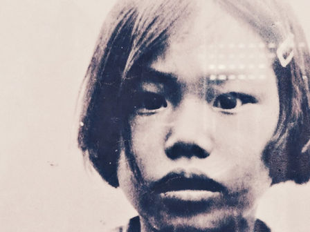 C’est un jour de juillet à Phnom Penh, l’air chaud et humide rend la respiration difficile. Les rues menant à Tuol Sleng sont bruyantes et encombrées : l’appel des chauffeurs de tuk-tuk à destination des clients potentiels se mêle à l’odeur du poisson grillé des marchands ambulants.