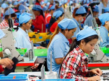 Le secteur de la confection, pilier de l'économie cambodgienne, est confronté à une injonction contradictoire : décarboner massivement d'ici 2030 pour satisfaire les grandes marques mondiales, tout en maîtrisant des coûts énergétiques parmi les plus élevés de la région. Un rapport d'EnergyLab Asia dessine les contours d'une sortie par le haut.