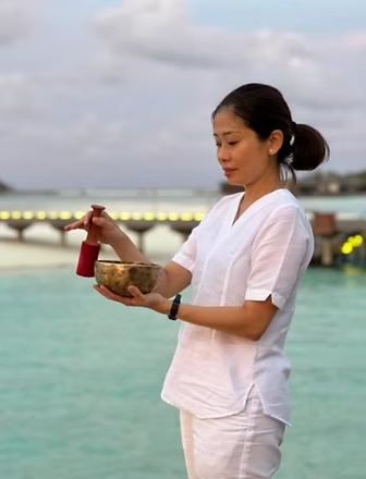 Amanda Ooi, passionnée de bien-être holistique depuis 20 ans, apporte une richesse de connaissances en massage, nutrition et thérapie sonore tibétaine