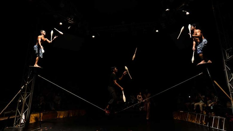 Le « Phare Circus Rising » offre des spectacles spectaculaires et son café est ouvert au public, y compris à ceux qui n’assistent pas au spectacle. Photo KIM CHHAY