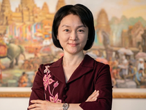 Vice-présidente du Canadia Group et directrice générale de l'hôpital Intercare, Oknha Dr. Carolyne Pung évoque l'essor des femmes khmères dans les postes de direction, le développement du secteur de la santé privée au Cambodge, la sensibilisation à la santé des femmes, et l'équilibre entre vision à long terme et gestion quotidienne de grands projets. Entretien initialement publié dans Cambodia Leadership Review — Khmer Women Voices 2026.