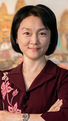 Vice-présidente du Canadia Group et directrice générale de l'hôpital Intercare, Oknha Dr. Carolyne Pung évoque l'essor des femmes khmères dans les postes de direction, le développement du secteur de la santé privée au Cambodge, la sensibilisation à la santé des femmes, et l'équilibre entre vision à long terme et gestion quotidienne de grands projets. Entretien initialement publié dans Cambodia Leadership Review — Khmer Women Voices 2026.