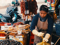 Le Royaume du Cambodge, confronté à un cumul de chocs exogènes, a officiellement revu à la baisse sa trajectoire de croissance économique pour l'exercice en cours. Fixée à 5 % dans la loi de finances initiale pour 2026, la prévision de croissance du PIB a été ramenée à 4,2 % par le Premier ministre Hun Manet, dans le cadre du rapport sur le cadre budgétaire à moyen terme publié en avril dernier. Une révision qui illustre la fragilité persistante d'un modèle de développement encore exposé aux turbulences extérieures.
