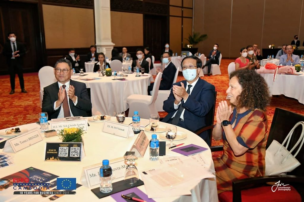 Le secrétaire général du Conseil pour le développement du Cambodge Sok Chenda Sophea, le ministre du Commerce Pan Sorasak et l’ambassadrice de l’UE au Cambodge Carmen Moreno.