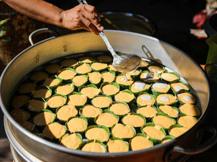 Gatronomie : La nouvelle attraction touristique de Banteay Srei : les savoureux gâteaux de palme