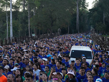 Under a Siem Reap sky painted with the soft colors of dawn on December 7, 2025, the Angkor Wat International Half-Marathon reached a historic milestone for its 30th anniversary. Nearly 16,000 runners — among them more than 3,000 from 86 nations — converged on the ancient temples, transforming the sacred cobblestones into a red carpet for an extraordinary sporting celebration.