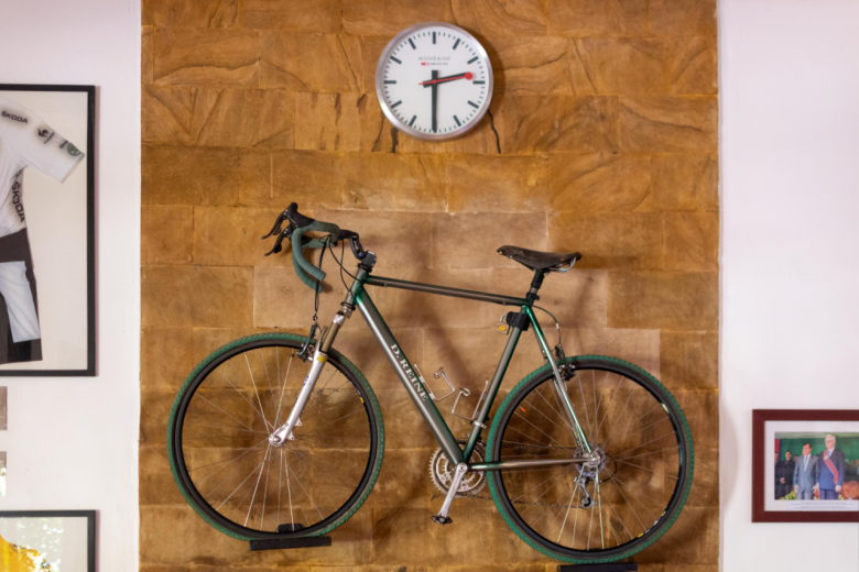 Dans le hall d’accueil, impossible de ne pas remarquer le vélo suspendu au mur et entouré de maillots issus du Tour de France. Si la petite reine trône ici en si bonne place, c’est que l’histoire de l’école est inéluctablement liée au cyclisme.