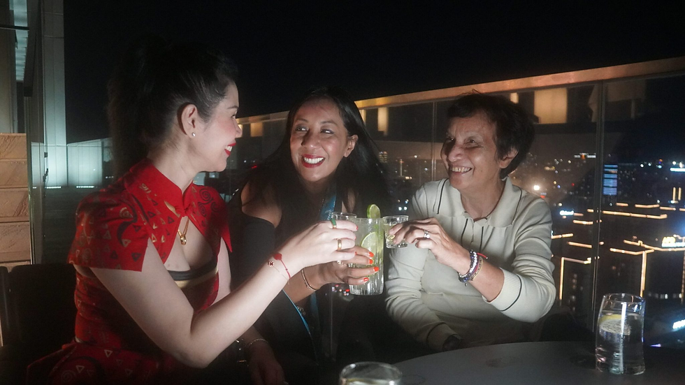 Transformant son espace du 28e étage en une célébration thématique animée, Khéma Flatiron a insufflé à cette édition de “Wine and Dine” un esprit festif d’Halloween. La soirée a attiré une affluence remarquable, les invités étant séduits à la fois par l’excellence culinaire du restaurant et les décorations saisonnières créatives imaginées par l’équipe.