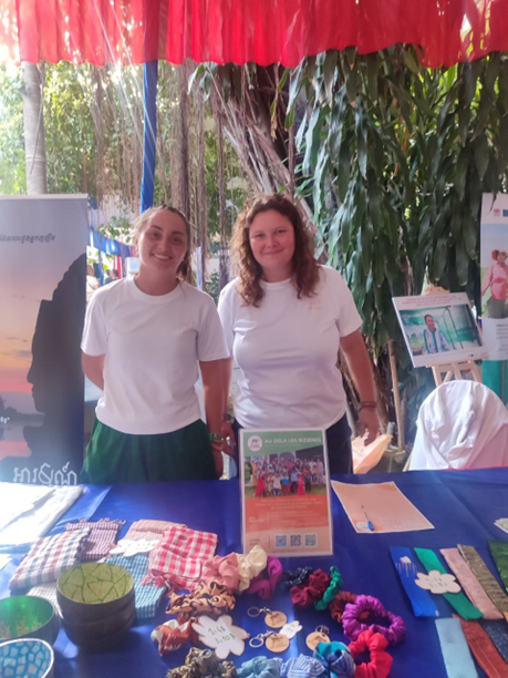 Stand de « Au-delà des rizières », avec Aurélie Gayod la fondatrice, à gauche