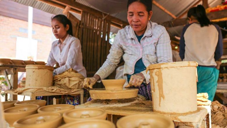 La plupart des habitants du village d’Andong Russei, dans la province de Kampong Chhnang, continuent de fabriquer des poteries de manière traditionnelle. Certains pratiquaient ce métier avant même le régime des Khmers rouges. Photo Hong Menea