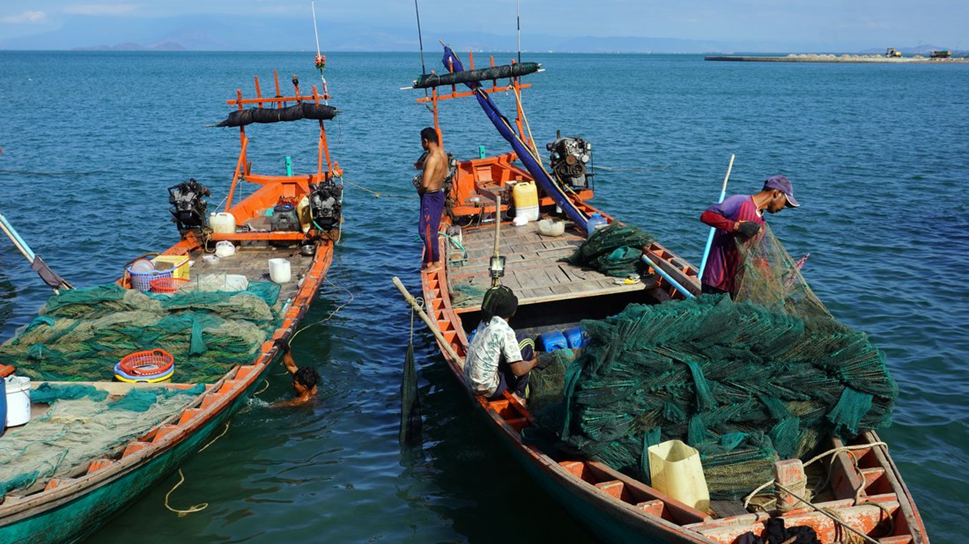 Il y a des villes qui servent des fruits de mer, et il y a Kep. Bien avant que l'expression « de la ferme à la table » n'entre dans le vocabulaire courant, les pêcheurs de Kep la vivaient déjà au quotidien — remontant crabes bleus et poissons dès l'aube, pour les vendre encore luisants au marché en bord de l'eau une heure plus tard.