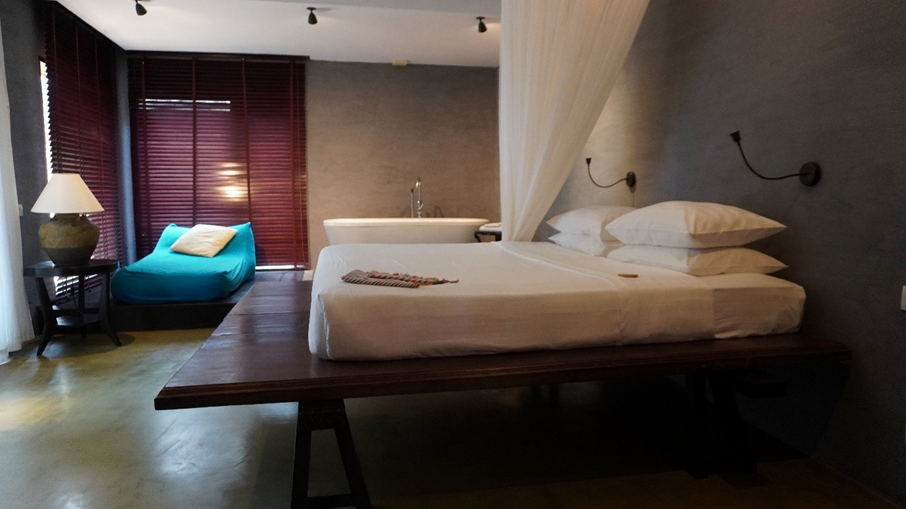 Far from cold minimalism, each room blends raw materials, deep tones and Khmer objects chosen one by one