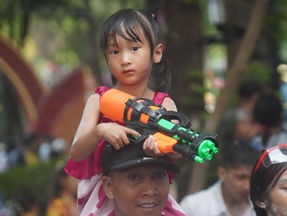 Durant la célébration du Nouvel An Khmer, le site historique du Wat Phnom dans la capitale est envahi de nombreux visiteurs jusque tard dans la nuit, créant une atmosphère joyeuse avant que les activités ne reprennent comme d’habitude.