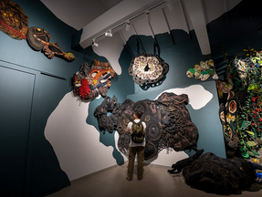 Depuis son inauguration officielle le 25 octobre 2025, le SM Art Center s'est imposé comme l'un des espaces culturels les plus ambitieux jamais créés au Cambodge. Situé dans le village de Krosang, commune de Chreav, non loin du cœur touristique de Siem Reap, ce centre se présente comme le tout premier centre d'art contemporain et musée dédié exclusivement à la création cambodgienne moderne.