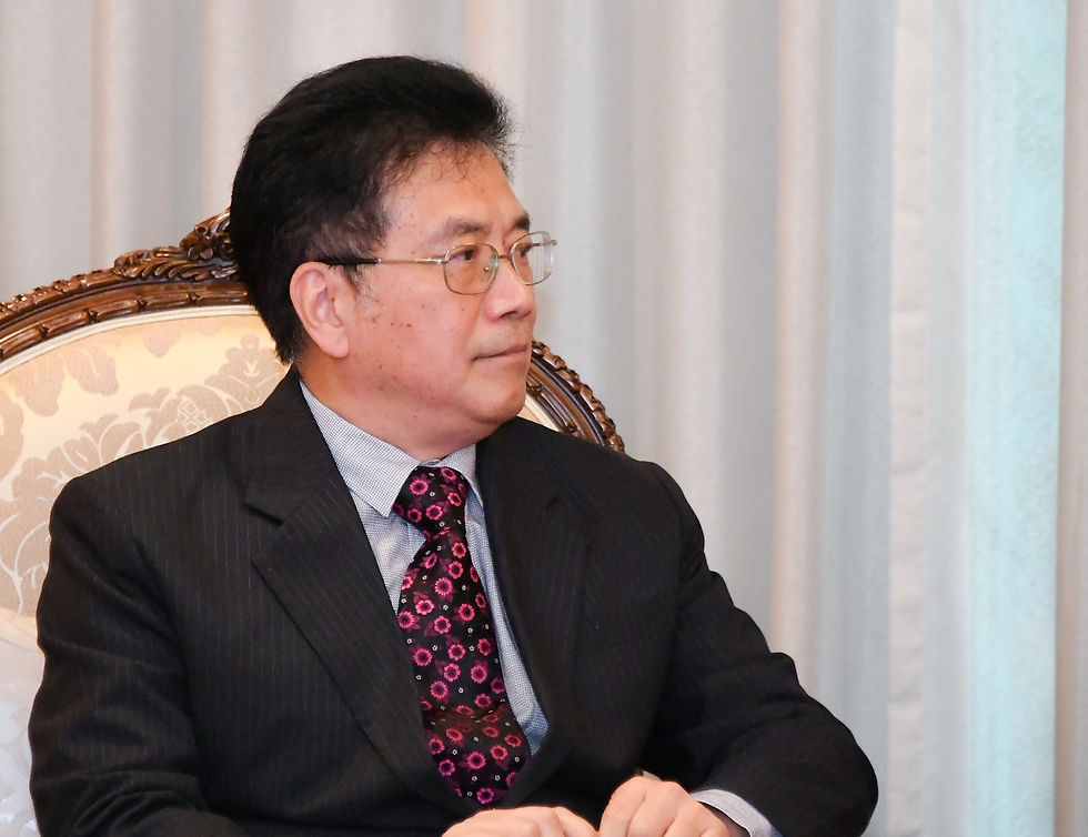 Son Excellence Deng Xijun, envoyé spécial pour les affaires asiatiques du ministère chinois des Affaires étrangères, s’est rendu à Phnom Penh pour une mission délicate : favoriser la désescalade et le rétablissement d’un dialogue pacifique entre le Cambodge et la Thaïlande, dont les affrontements frontaliers inquiètent la communauté régionale.