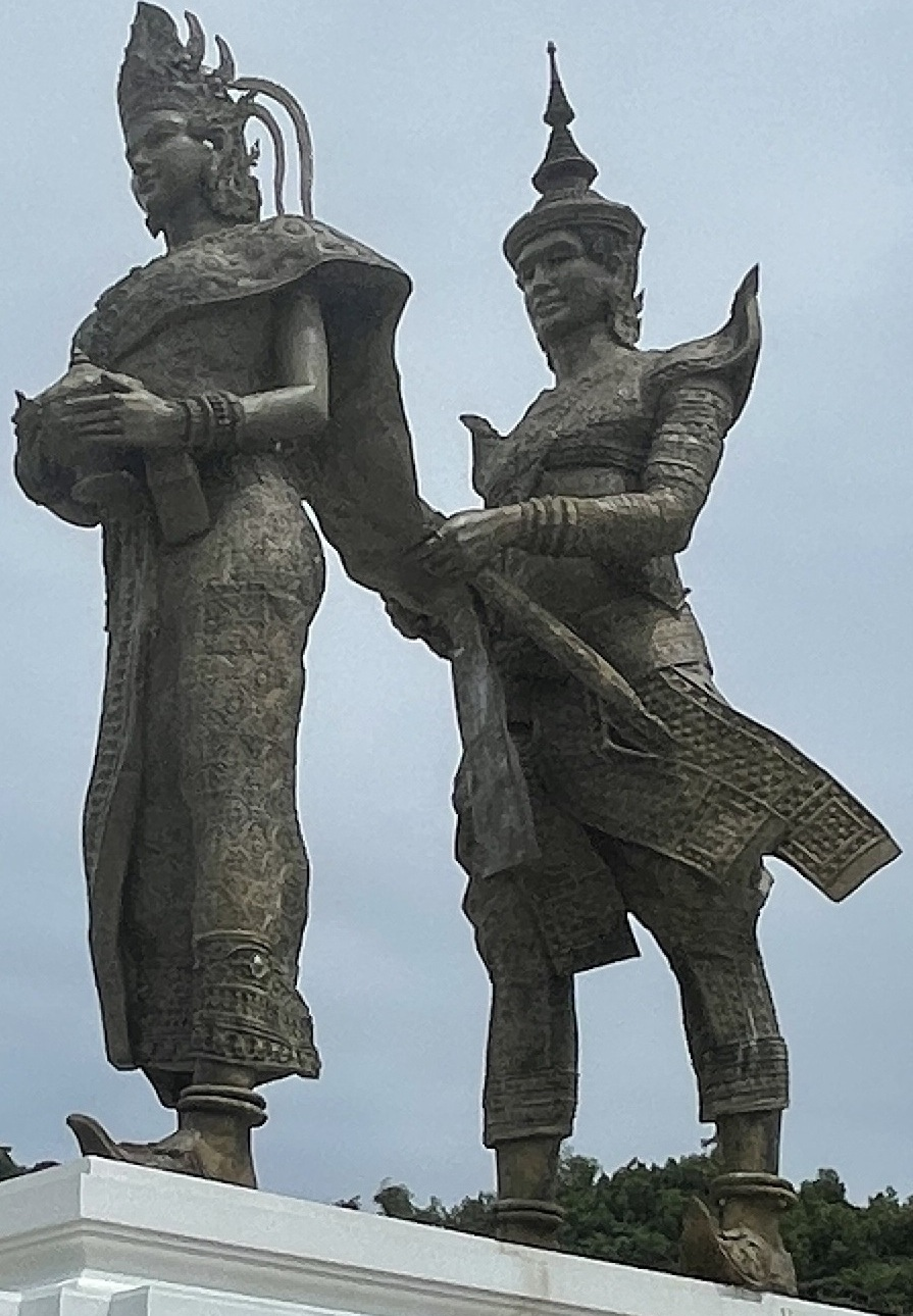 Statue of Queen Soma (left) with her husband (right)