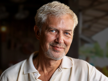 In the Cambodian lands of laterite and rice fields, an expatriate, rooted here for ten years, watches with alarm the peril of a border conflict with Thailand. In Kampot, rocked by the river and green pepper, the sound of weapons shakes the harmony of a region united by culture and history.