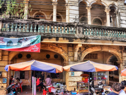Entre façades baroques rongées par la mousson, marché flottant de couleurs et légendes pré-angkoriennes, Chhlong, petite bourgade de la province de Kratié, garde intacte la mémoire d'un âge d'or disparu.