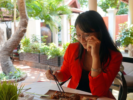 Par Sara Duong : J'ai savouré le Lotus Set lors d'un déjeuner au Malis Phnom Penh. Ce menu dégustation signature, inspiré des techniques ancestrales khmères, met à l'honneur la cuisson à la feuille de lotus pour infuser les plats d'arômes subtils et fumés.