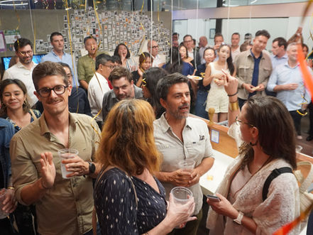 C’est jeudi soir, dans les locaux de Confluences à Phnom Penh, que s’est tenue la célébration des dix ans de l’entreprise, coïncidant avec l’anniversaire de son fondateur et CEO, Soreasmey Key Bin. Près de 300 personnes – collaborateurs, partenaires, clients, amis et personnalités – se sont réunies autour d’un buffet et d’un barbecue généreux, dans une ambiance chaleureuse et conviviale.