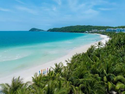 Au large des côtes du golfe de Thaïlande, une île en forme de larme concentre à elle seule des siècles de rivalités, de tracés coloniaux et de diplomatie silencieuse. Aujourd'hui paradis touristique vietnamien, Phú Quốc porte encore, sous ses plages de sable blanc, les strates d'une histoire disputée entre deux nations.