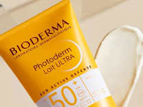 There’s the sun we know elsewhere, and then there’s the one in Cambodia during the dry season. A nearly mineral light, blinding, that crashes down on the rice fields, the ochre facades of pagodas, and Phnom Penh’s sidewalks as early as 7 a.m.