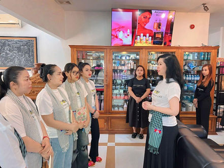 Quatre Cambodgiennes déterminées, issues du bidonville de Boeung Trabek à Phnom Penh, racontent joliment une histoire d’émancipation et de résilience à travers un métier souvent sous-estimé : la coiffure et les soins de beauté.