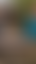 Dans la province de Kampot, un centre communautaire tente de réparer les corps et les âmes de ceux qui ont survécu à l'enfer des Khmers rouges. Un demi-siècle après le génocide, les blessures demeurent — et la mémoire, plus urgente que jamais.