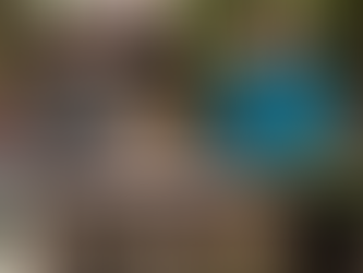 Dans la province de Kampot, un centre communautaire tente de réparer les corps et les âmes de ceux qui ont survécu à l'enfer des Khmers rouges. Un demi-siècle après le génocide, les blessures demeurent — et la mémoire, plus urgente que jamais.