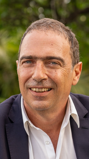 À l'occasion des 20 ans d'AG Cambodia, son fondateur, David Treal,  retrace un itinéraire atypique, de la musique aux États-Unis au courtage d'assurance en Thaïlande, jusqu'à l'ouverture pionnière de son cabinet à Phnom Penh en 2006. Premier agent licencié dans un marché naissant, il a su bâtir une référence incontournable pour expatriés et entrepreneurs, résistant aux crises et innovant face à la concurrence.