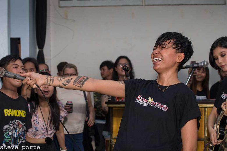 Sam Rocker se produisant devant une foule déchaînée en novembre 2019. Photo PORTE