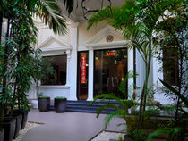 Je m'appelle Duong Thi Hang, cadre exécutive dans un hôpital à Phnom Penh. Récemment, épuisée par le rythme effréné de mon travail en fin d'année, j'ai décidé d'offrir à ma famille un moment de détente bien mérité au White Mansion Hotel dans la capitale.