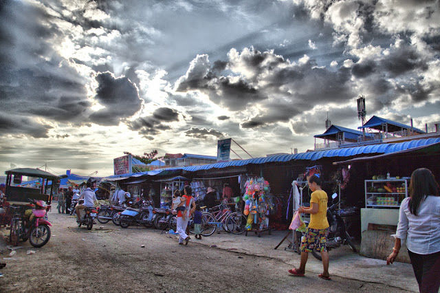 C'est un marché avec peu d’âme et beaucoup moins coloré que certains marchés de province ou les grands marchés de Phnom Penh. Situé en pleine zone industrielle, ce marché de proximité permet aux ouvriers des usines environnantes de s'approvisionner en produits de première nécessité. Les divertissements étant rares, dans cette zone en perpétuel mouvement, le marché reste tout de même ce fameux lieu de rencontre après les journées de travail, ce lieu de sourires, avec ses quelques salons de coiffure, restaurants sommaires et magasins de vêtements.