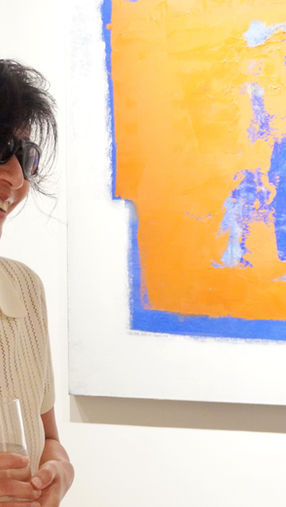 Des bleus profonds, des oranges ardents, des blancs lumineux. Une soixantaine d'invités se sont réunis pour le vernissage de Suspended Silence, la quatrième collection de l'artiste Luna Kol présentée dans cet espace.