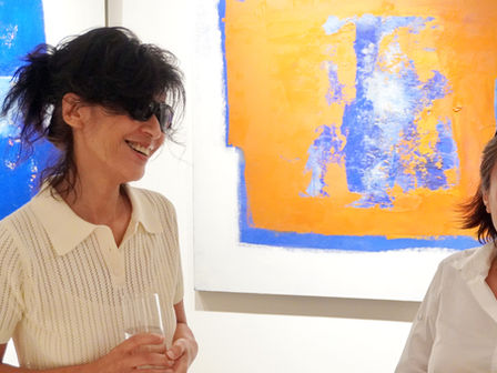 Deep blues, fiery oranges, luminous whites. Around sixty guests gathered for the opening of Suspended Silence, the fourth collection by artist Luna Kol presented in this space.